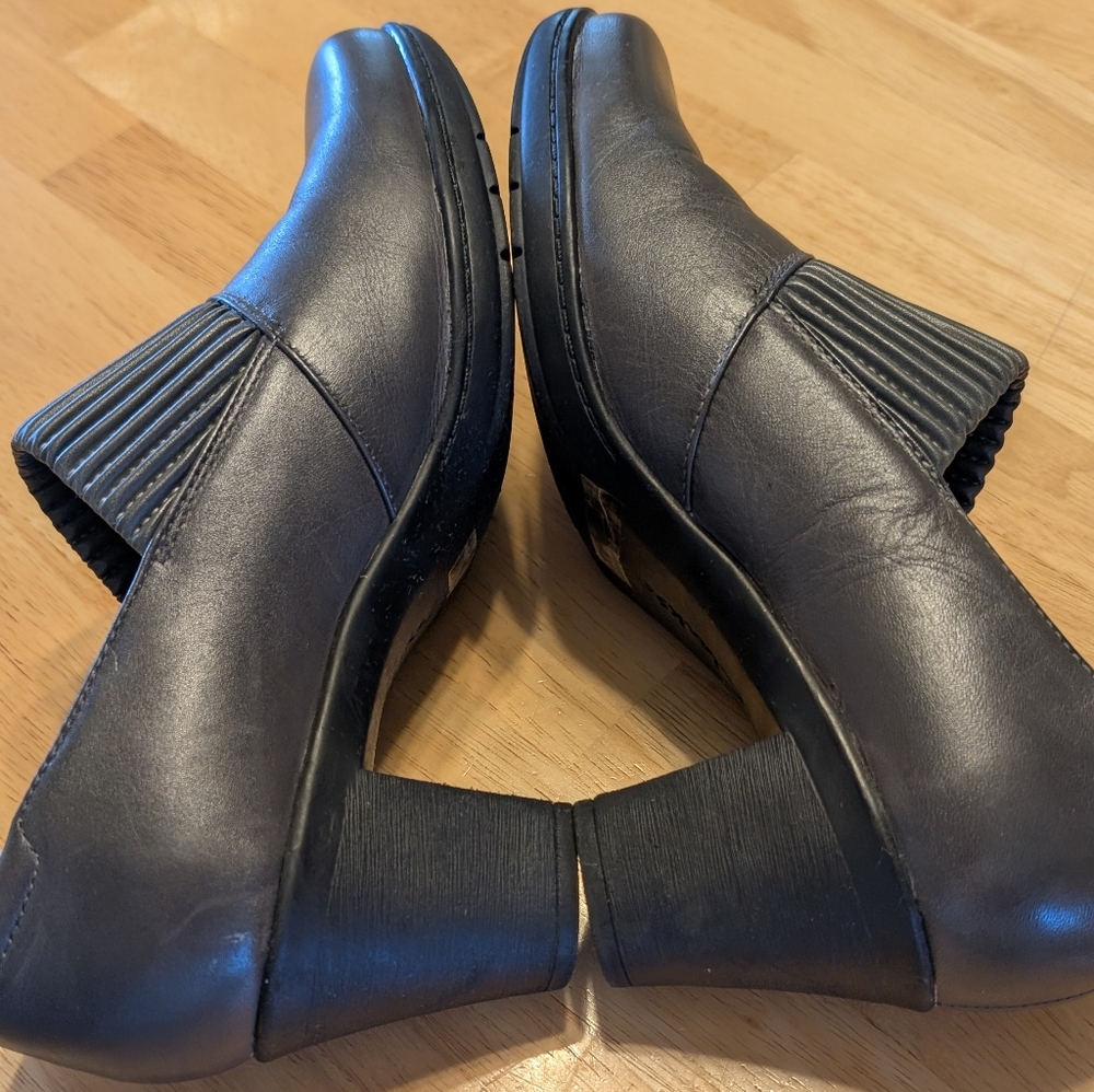 Clarks Bendables Women's Gray Leather Loafers With Stacked Heel. Size 10